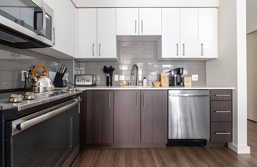 West Bellevue Apartment | The Sophari Experience - 2BR Loft