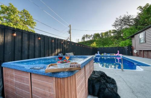 Gatlinburg - Pigeon Forge House | The Sparrow - 6BR Cabin - Heated Pool, Hot Tub & Theater