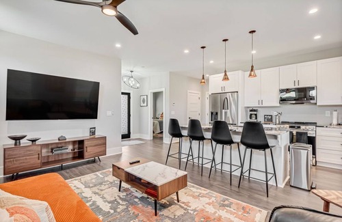 Atlanta Apartment | The Spot on Boone; new modern garage apt 2 blocks from GWCC & Mercedes Benz