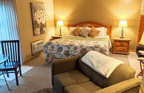 Prudenville Bed & Breakfast | The Springbrook Inn - Forrest View Room (Hot Tub)
