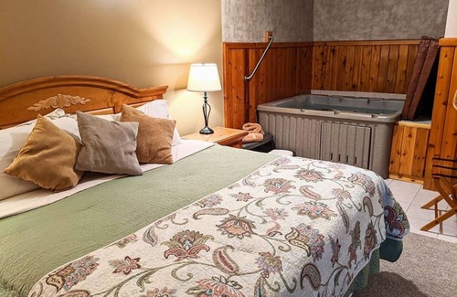 Prudenville Bed & Breakfast | The Springbrook Inn - Forrest View Room (Hot Tub)