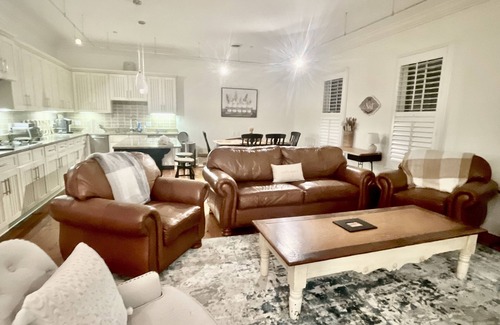 Oxford Condo | The Square at your doorstep/mile to the Grove! Luxury condo!