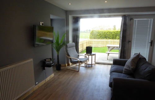 Arden Apartment | The Stables Lower Cottage 6 (Auchendennan) - sleeps 2 guests in 1 bedroom