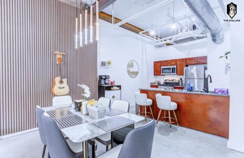 Downtown Memphis Apartment | The Stallion #107 - Modern Spacious Loft in Downtown with free parking