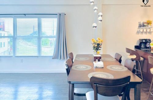 Downtown Memphis Apartment | The Stallion #304 - Walk to Attractions - Modern Spacious 1BD Loft in Memphis Downtown