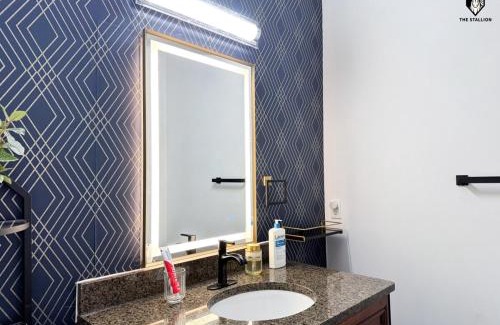 Downtown Memphis Apartment | The Stallion #304 - Walk to Attractions - Modern Spacious 1BD Loft in Memphis Downtown