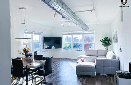 Downtown Memphis Apartment | The Stallion #310 - Walk to Museums - Premium Loft with gated parking