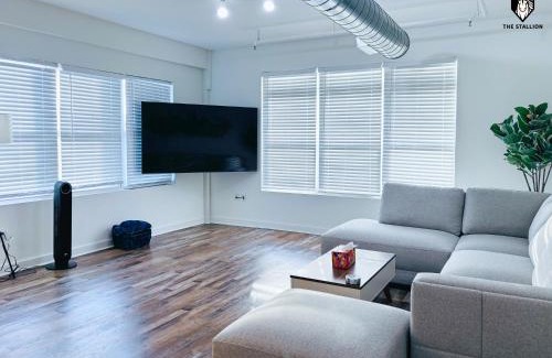 Downtown Memphis Apartment | The Stallion #310 - Walk to Museums - Premium Loft with gated parking