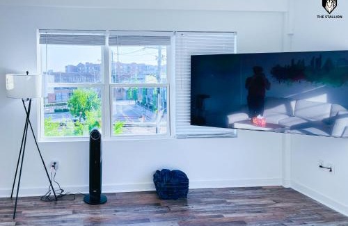 Downtown Memphis Apartment | The Stallion #310 - Walk to Museums - Premium Loft with gated parking