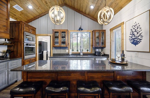 Broken Bow Cabin | The Star Inn - Cabin sleeps 6 with hot tub!
