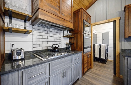Broken Bow Cabin | The Star Inn - Cabin sleeps 6 with hot tub!