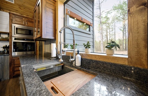 Broken Bow Cabin | The Star Inn - Cabin sleeps 6 with hot tub!