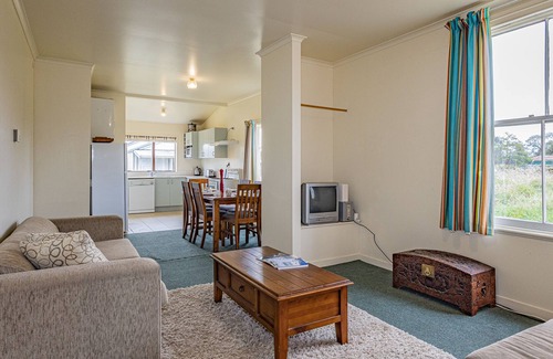 Rangataua House | The Stationmasters Cottage - Rangataua Holiday Home