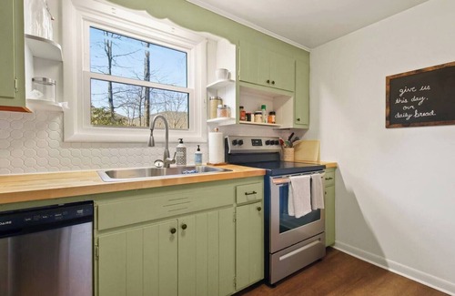 West Jefferson House | 'The stAy Frame' Cozy Cabin close to downtown WJ