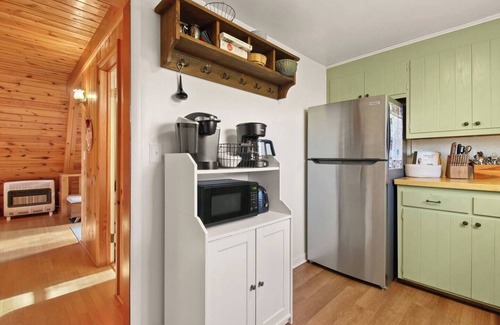 West Jefferson House | 'The stAy Frame' Cozy Cabin close to downtown WJ