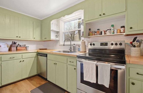West Jefferson House | 'The stAy Frame' Cozy Cabin close to downtown WJ
