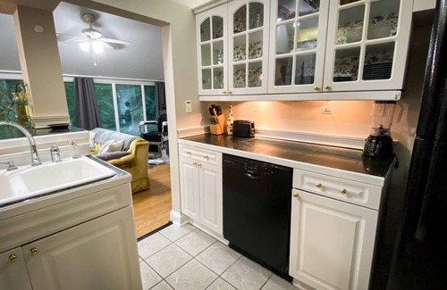 Macon Apartment | The Stone - 1Bd/1Ba Furnished Apartment - Near Lake And Bike Trails, Mercer