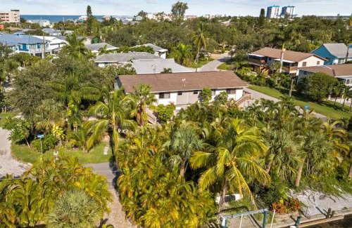 Mid Island Apartment | The Strawberry Daiquiri at Lazy Way