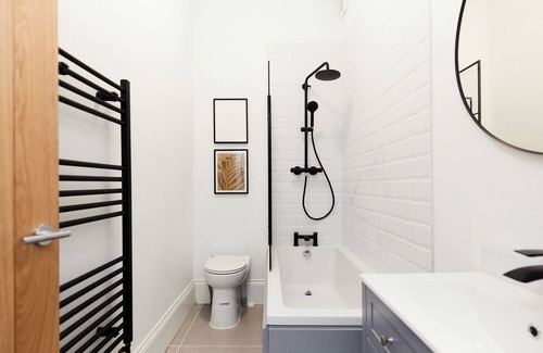 St. Leonard's Apartment | The Streatham Escape - Fascinating 2bdr Flat