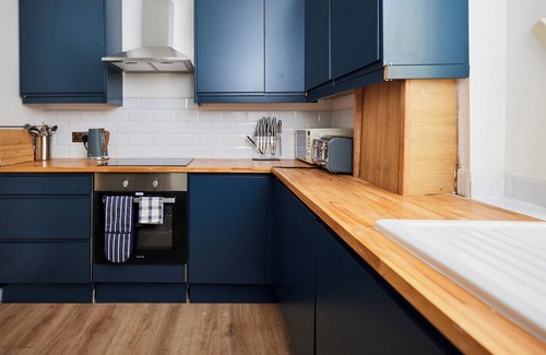 St. Leonard's Apartment | The Streatham Escape - Fascinating 2bdr Flat