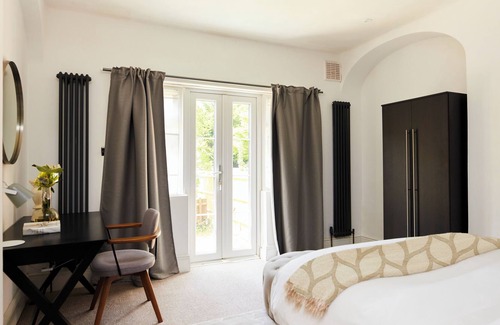 St. Leonard's Apartment | The Streatham Escape - Fascinating 2bdr Flat
