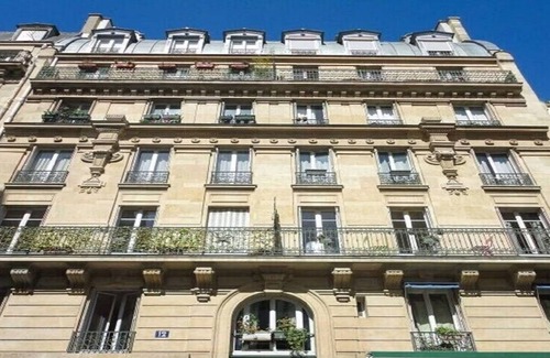 5th Arrondissement Apartment | THE STREETS OF MOUFETTARD/CONTRESCARPE SQUARE- A PARADISE FOR FOOD LOVERS!