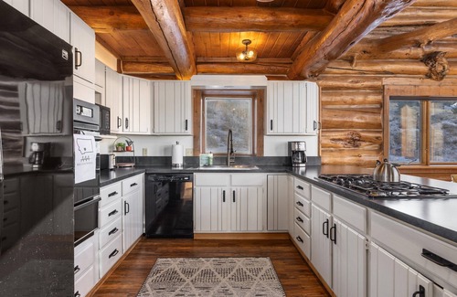 Red Lodge House | The stunning views, Last Best Place offers Wi-Fi, hot tub, and is dog friendly.