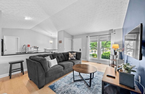 Columbus House | The Suburban Nest – For 6!