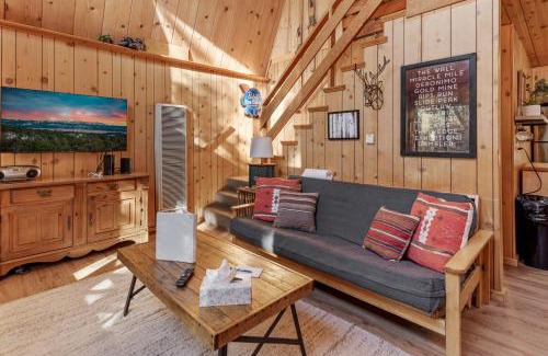 Sugarloaf House | The Sugar Loft - Cozy cabin located in one of the quietest neighborhoods! Relax and recharge!