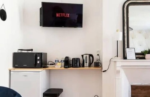 Honfleur Apartment | The Suite. Double Shower + Bathtub | Netflix | City Center