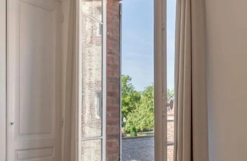 Honfleur Apartment | The Suite. Double Shower + Bathtub | Netflix | City Center