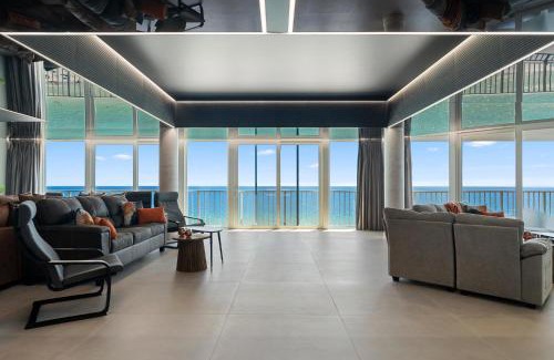 Thomas Drive House | The Summit Penthouse 1501