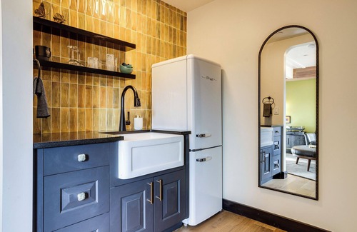 Newport House | The Sun King @ The Louie Boutique Motel, Walk to Everything! Dog Friendly!