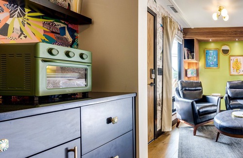Newport House | The Sun King @ The Louie Boutique Motel, Walk to Everything! Dog Friendly!