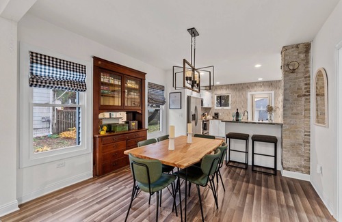 Ellis Historical District House | The Suncatcher- Steps to Lake Michigan. Pet Friendly & Fully Fenced