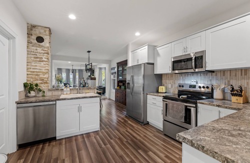 Ellis Historical District House | The Suncatcher- Steps to Lake Michigan. Pet Friendly & Fully Fenced