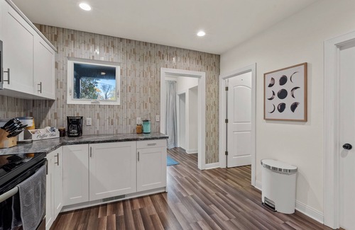 Ellis Historical District House | The Suncatcher- Steps to Lake Michigan. Pet Friendly & Fully Fenced
