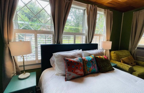 East Hill Cottage | The Sunday Morning Bungalow- Near Downtown & Beach!