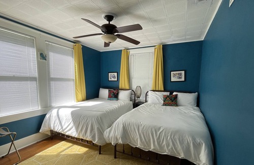 East Hill Cottage | The Sunday Morning Bungalow- Near Downtown & Beach!