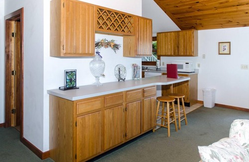Hammondsport Cottage | The Sunken Cork - Water's Edge Getaway!