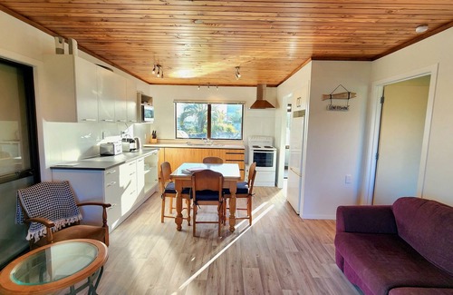 One Tree Point House | The Sunrise Bach - One Tree Point Holiday Home