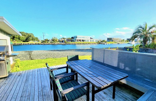 One Tree Point House | The Sunrise Bach - One Tree Point Holiday Home