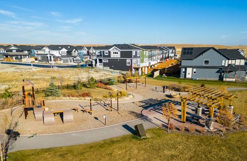 Cochrane House | The Sunset - 3 BR. Close to the Rocky Mountains!