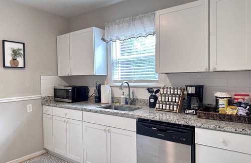 Richmond Condo | The sunset/free parking/fully fenced/fire pit