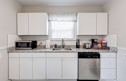 Richmond Condo | The sunset/free parking/fully fenced/fire pit