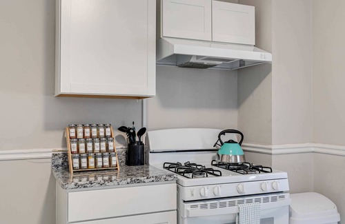 Richmond Condo | The sunset/free parking/fully fenced/fire pit