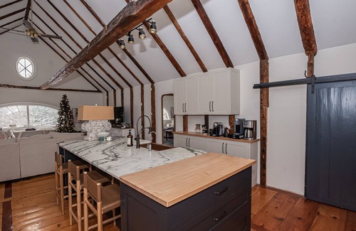 Proctorsville House | The Sunset Inn: Ski Okemo, Walk to Town, 4 Beds/4 Baths