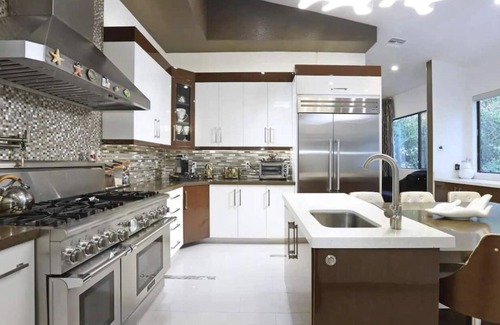 Chevy Chase House | THE SUNSHINE 3B|3.5BA POOL+SPA