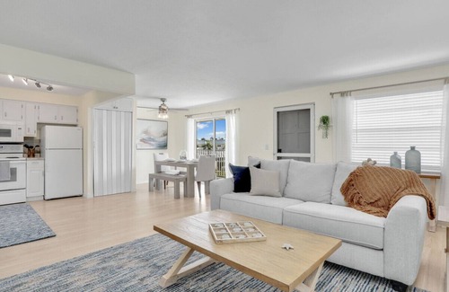 Cypress Lake Apartment | The Sunshine Suite - Ft Myers