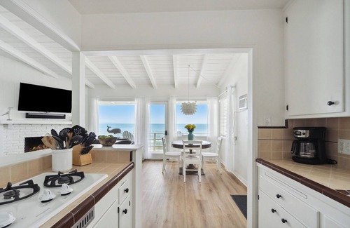 Eastern Malibu House | The Surfrider Bungalow on Carbon Beach